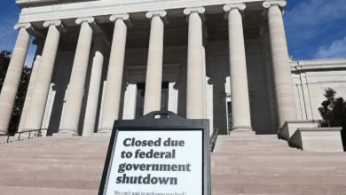 El 12 de noviembre de 2025, el Donald Trump firmó el proyecto de ley que puso fin al cierre del gobierno federal, tras 43 días —el más prolongado de la historia estadounidense.