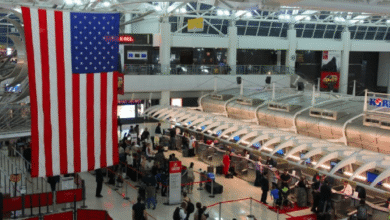 La FAA anunció que desde el viernes reducirá un 4 % de los vuelos diarios en los principales aeropuertos de EE. UU., con aumento progresivo hasta 10 % si persiste el paro del gobierno, lo que impacta una temporada alta de viajes y eleva los riesgos de interrupciones y demoras.