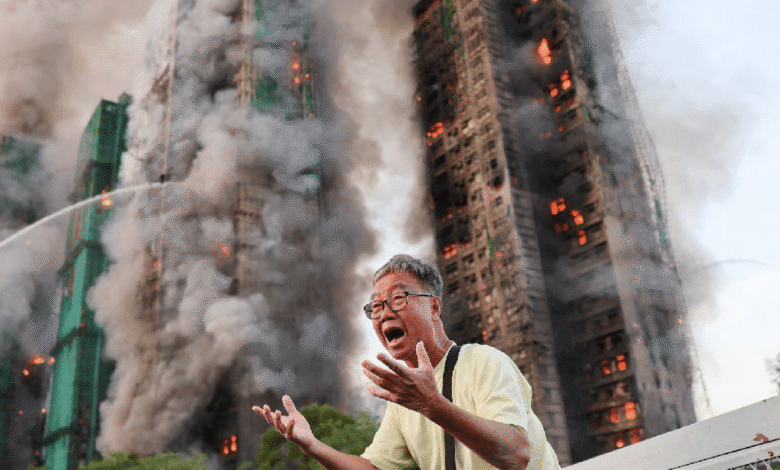 Un incendio devastador en un complejo residencial del distrito Tai Po, en Hong Kong, dejó como saldo preliminar al menos 13 personas muertas y 15 heridas.