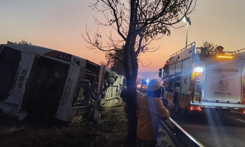 Tragedia en Michoacán Vuelco de autobús turístico deja al menos 10 fallecidos y 20 heridos (Foto por Redes Sociales)