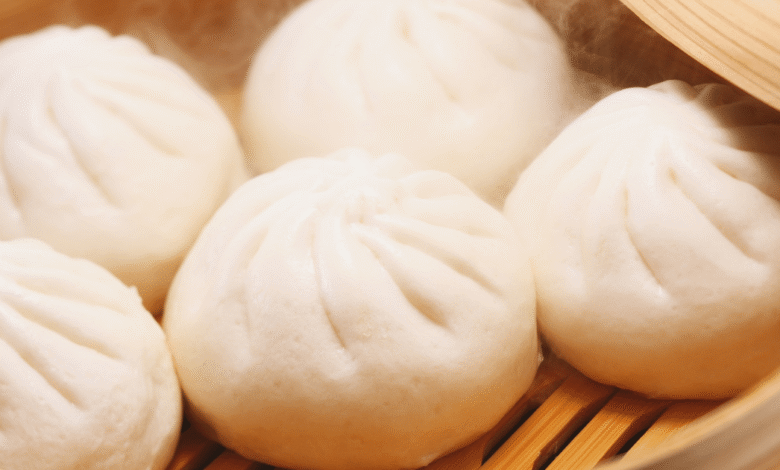 Los panes al vapor, populares en China, Japón y otros países de Asia Oriental, destacan por su textura ligera y sabor neutro, ideales para combinar con rellenos dulces o salados.