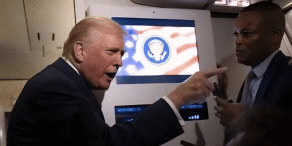 A bordo del Air Force One, el presidente Trump respondió con un insulto infantil a una reportera que le preguntó sobre la desclasificación de documentos vinculados a Jeffrey Epstein, un episodio que se suma a un reciente señalamiento contra una periodista de ABC News.