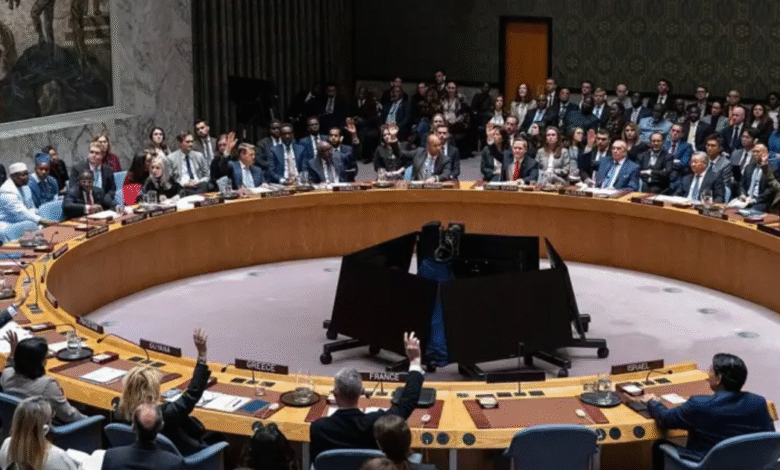 Una resolución presentada por Estados Unidos en el Consejo de Seguridad de la ONU obtuvo luz verde, marcando un respaldo clave a una propuesta que busca la desmilitarización de Gaza y una transición hacia la reconstrucción, aunque enfrenta fuertes críticas por parte del grupo gobernante en el territorio.