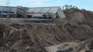 Deslave bloquea carretera en el norte de Veracruz; tractocamión quedó atrapado (FOTO INTERNET)