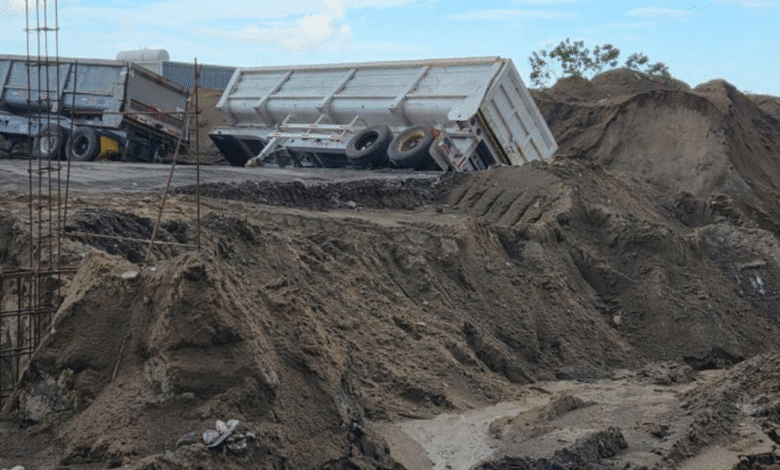 Deslave bloquea carretera en el norte de Veracruz; tractocamión quedó atrapado (FOTO INTERNET)