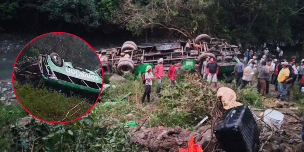 Vuelca autobús de pasajeros en Veracruz; autoridades confirman 8 muertos y 19 heridos (Foto E-Consulta Veracruz)