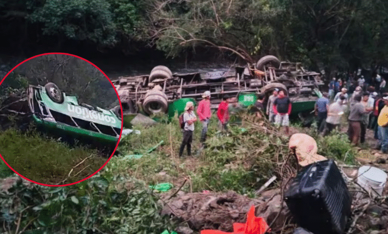 Vuelca autobús de pasajeros en Veracruz; autoridades confirman 8 muertos y 19 heridos (Foto E-Consulta Veracruz)