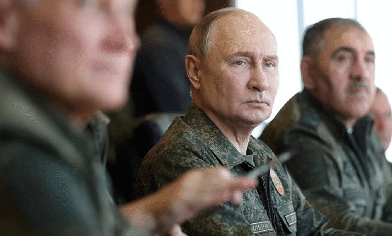 El Gobierno de Rusia acusó a Ucrania de haber intentado atacar con drones una residencia oficial del presidente Vladimir Putin en la región de Novgorod, un hecho que, según Moscú, podría modificar su actitud en las negociaciones sobre el conflicto. Ucrania rechazó las acusaciones y aseguró que se trata de una versión fabricada para justificar nuevas acciones militares.