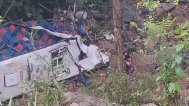 Un grave accidente vial en el departamento de Antioquia, Colombia, dejó al menos 17 personas fallecidas —16 estudiantes y el conductor de un autobús— luego de que la unidad cayera a un abismo durante un viaje escolar. Otras 20 personas resultaron heridas, tres de ellas en estado delicado, mientras continúan las investigaciones para determinar las causas del siniestro.