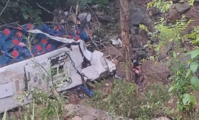 Un grave accidente vial en el departamento de Antioquia, Colombia, dejó al menos 17 personas fallecidas —16 estudiantes y el conductor de un autobús— luego de que la unidad cayera a un abismo durante un viaje escolar. Otras 20 personas resultaron heridas, tres de ellas en estado delicado, mientras continúan las investigaciones para determinar las causas del siniestro.