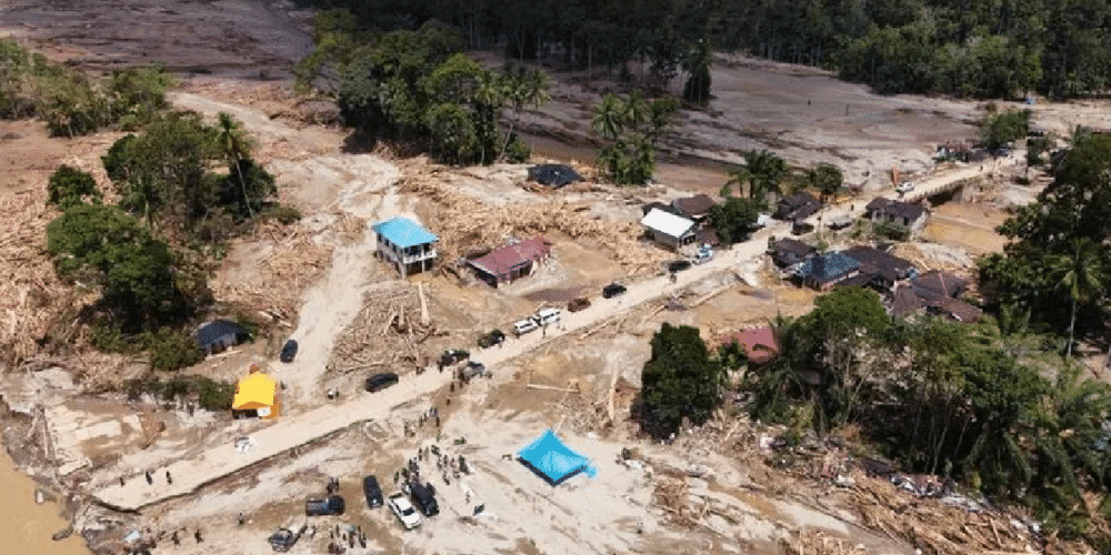 Las inundaciones y aludes causados por lluvias torrenciales y una tormenta tropical —inusual en la región— han dejado más de 1 100 muertos, cientos de desaparecidos y millones de personas afectadas en el sudeste asiático y el sur de Asia.