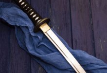 La katana —esa hoja curva, afilada y simbólica del guerrero samurái— no tiene un único “inventor” comprobado por documentos contemporáneos: su origen mezcla leyenda (el herrero mítico Amakuni)