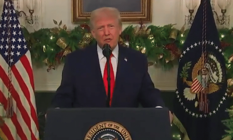 Desde la Casa Blanca, el presidente de Estados Unidos, Donald Trump, ofreció un mensaje a la nación en el que colocó a la migración como eje central de los problemas económicos, sociales y de seguridad del país, utilizando una narrativa de confrontación e intimidación dirigida especialmente a las personas migrantes