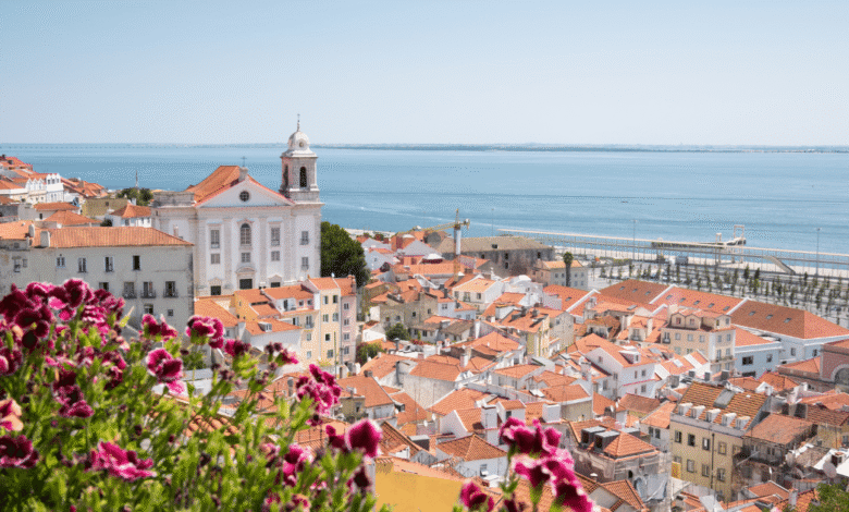 Alfama es uno de los lugares más emblemáticos de Portugal y una visita imprescindible para quienes buscan historia, cultura y autenticidad.