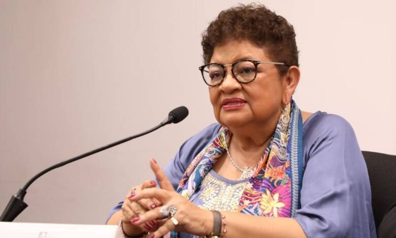 Ernestina Godoy recorre instalaciones de la FGR para escuchar al personal