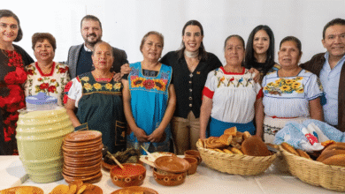 En Uruapan, Michoacán, la secretaria de Turismo federal, Josefina Rodríguez Zamora, se reunió con integrantes del sector turístico para acordar estrategias de fortalecimiento, promoción y desarrollo, con el objetivo de que la actividad turística se traduzca en bienestar social y económico para la población, beneficiando a toda la cadena de valor del sector.