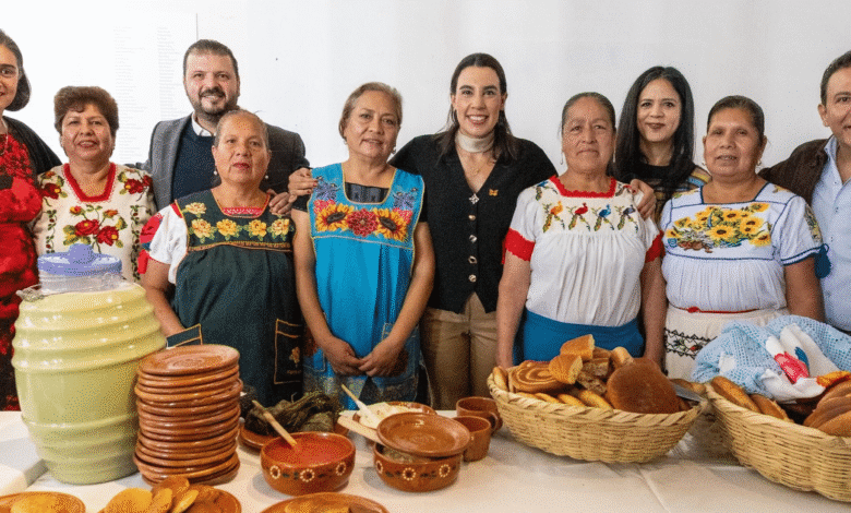 En Uruapan, Michoacán, la secretaria de Turismo federal, Josefina Rodríguez Zamora, se reunió con integrantes del sector turístico para acordar estrategias de fortalecimiento, promoción y desarrollo, con el objetivo de que la actividad turística se traduzca en bienestar social y económico para la población, beneficiando a toda la cadena de valor del sector.