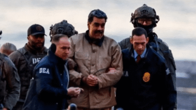 Nicolás Maduro, presidente depuesto de Venezuela, llegó este lunes a un tribunal federal en Nueva York para enfrentar su primera audiencia judicial, luego de ser detenido por fuerzas de Estados Unidos en un operativo ejecutado el fin de semana en la capital venezolana.