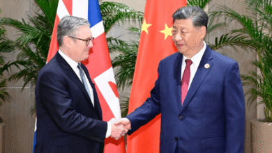 El primer ministro británico, Keir Starmer, y el presidente chino, Xi Jinping, coincidieron en la necesidad de fortalecer el diálogo bilateral y ampliar la cooperación estratégica frente a un contexto internacional complejo, marcado por tensiones económicas y políticas.