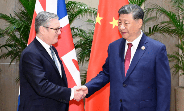 El primer ministro británico, Keir Starmer, y el presidente chino, Xi Jinping, coincidieron en la necesidad de fortalecer el diálogo bilateral y ampliar la cooperación estratégica frente a un contexto internacional complejo, marcado por tensiones económicas y políticas.