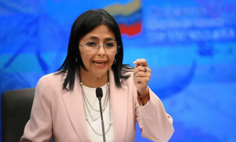 Delcy Rodríguez, quien asumió el liderazgo interino en Venezuela tras la captura de Nicolás Maduro, sorprendió al invitar a Estados Unidos a trabajar en una agenda de cooperación. El giro discursivo ocurre horas después de fuertes amenazas del presidente Donald Trump y contrasta con las primeras reacciones del gobierno venezolano, que calificaron la operación como una agresión.