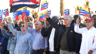 Los gobiernos de Cuba y Venezuela confirmaron la muerte de al menos 32 ciudadanos cubanos durante la operación militar estadounidense que culminó con la captura de Nicolás Maduro en Caracas. El anuncio valida una versión sostenida durante años por analistas y diplomáticos: la participación directa de agentes cubanos en funciones clave de inteligencia y seguridad del chavismo.