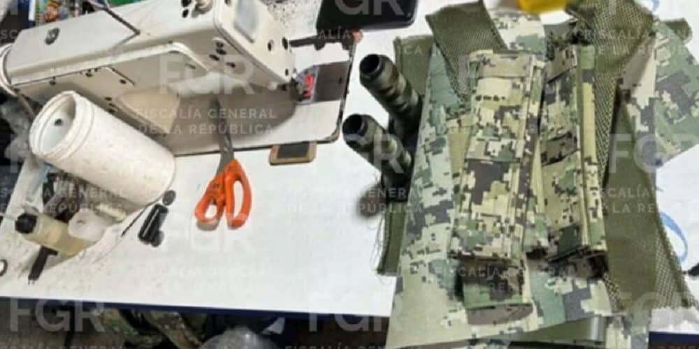 Aseguran fábrica clandestina de uniformes clonados de seguridad federal y estatal (Foto de FGR)