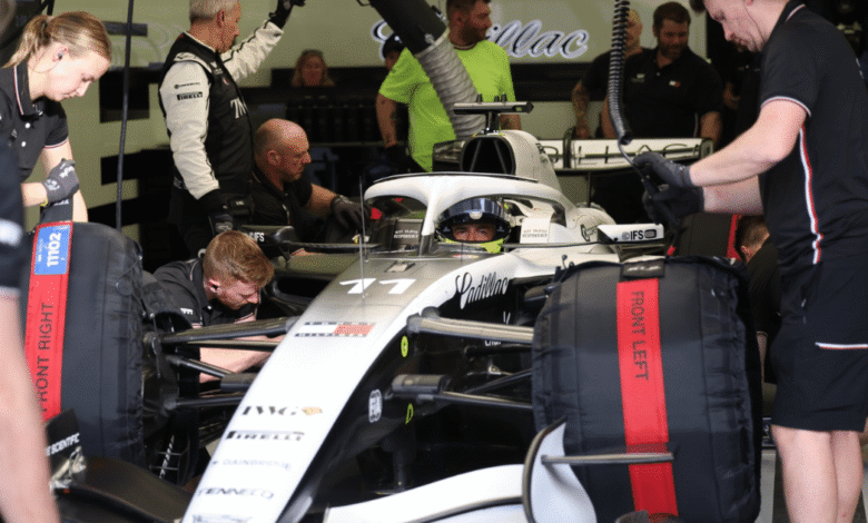Checo Pérez mejora los tiempos de Cadillac en el segundo día de test en Bahrein