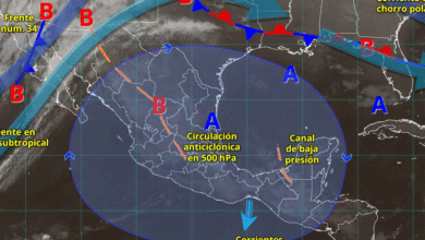 Para hoy, el frente frío núm. 34 se desplazará sobre el noroeste y norte de la República Mexicana, interaccionará con la vaguada polar y con las corrientes en chorro polar y subtropical, ocasionarán vientos fuertes a muy fuertes, lluvias y chubascos en dichas regiones.