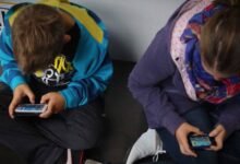 Reino Unido analiza prohibir redes sociales a menores de 16 años