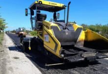 Supervisa titular de la SICT trabajos del tren de pavimentación en la carretera Salvatierra-Celaya. Imagen: Cortesía.