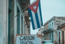 La escasez de combustible y los constantes cortes de electricidad en Cuba han llevado a miles de ciudadanos a buscar soluciones de emergencia para cocinar y transportarse, desde carbón vegetal hasta motocicletas eléctricas y sistemas solares domésticos.