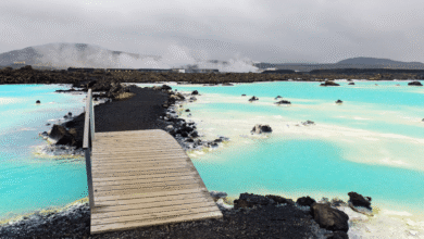 La Blue Lagoon, ubicada en la península de Reykjanes, es uno de los sitios más visitados de Islandia gracias a sus aguas geotérmicas ricas en minerales, su entorno volcánico único y su propuesta de relajación y lujo en plena naturaleza.
