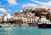 Ibiza es mucho más que vida nocturna: la isla balear combina naturaleza, gastronomía, historia y bienestar, posicionándose como un referente global del turismo premium y experiencial.