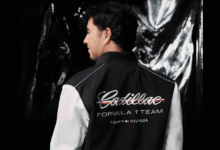 Playeras, polos, gorras y sudaderas forman parte de la nueva línea de Cadillac F1, una estrategia que combina moda, deporte y branding para conquistar a los aficionados del automovilismo a nivel internacional.