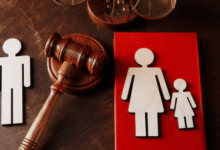 Hombre marcha en el 8M con lema feminista y expareja lo acusa de no pagar pensión alimenticia (1)