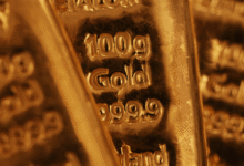 Oro sube más de 2% tras ataques a Irán y aumenta la demanda de activos refugio