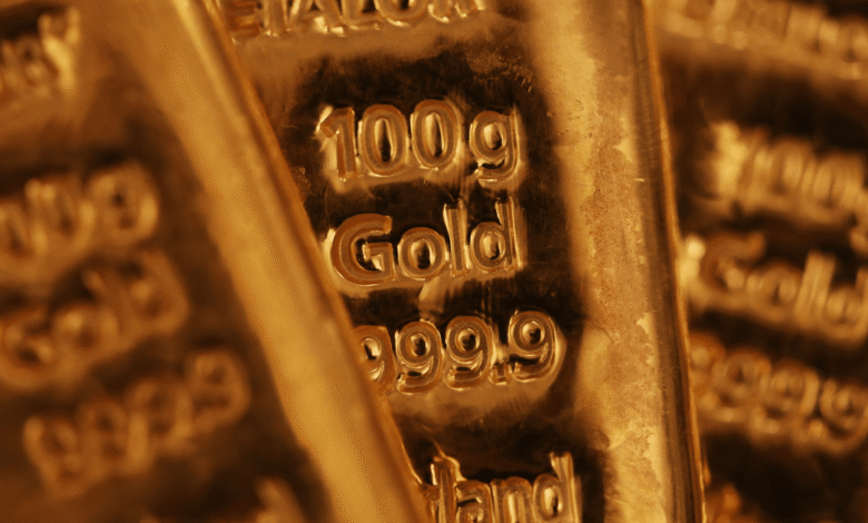 Oro sube más de 2% tras ataques a Irán y aumenta la demanda de activos refugio