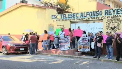 padres de familia toman escuela en el puerto de veracruz para exigir maestro