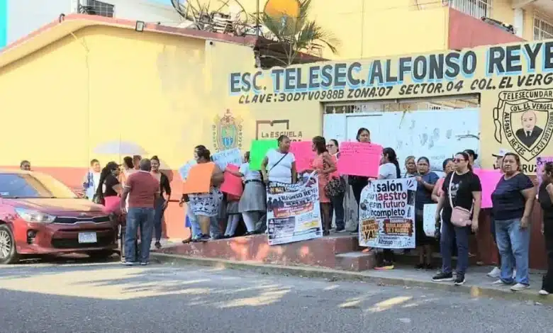 padres de familia toman escuela en el puerto de veracruz para exigir maestro