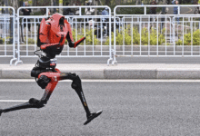 VIDEO Un robot humanoide rompe el récord humano en media maratón en Beijing