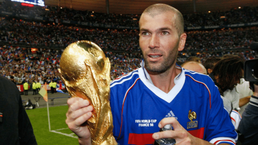 Zinedine Zidane Mundial,cabezazo Zidane Materazzi,final Alemania 2006,Francia 98 campeón,historia de Zinedine Zidane,retiro de Zidane,expulsión Zidane Italia,Michel Platini vs Zidane,leyendas del fútbol francés,curiosidades Mundial 2006,goles Zidane Brasil 98,fútbol internacional historias,anécdotas Copa del Mundo,Mundial 2026 figuras,fútbol retro Francia.