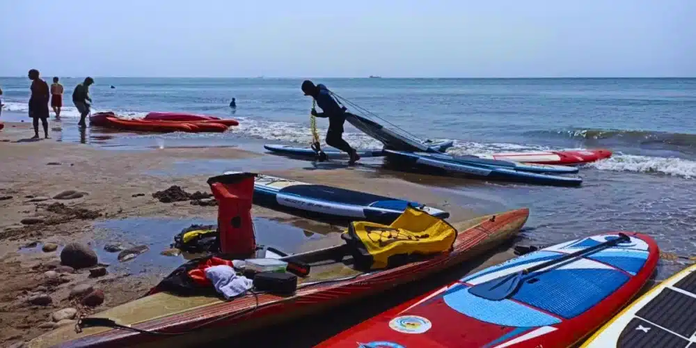boca del río auxilia a 90 kayakistas a la deriva en la playa