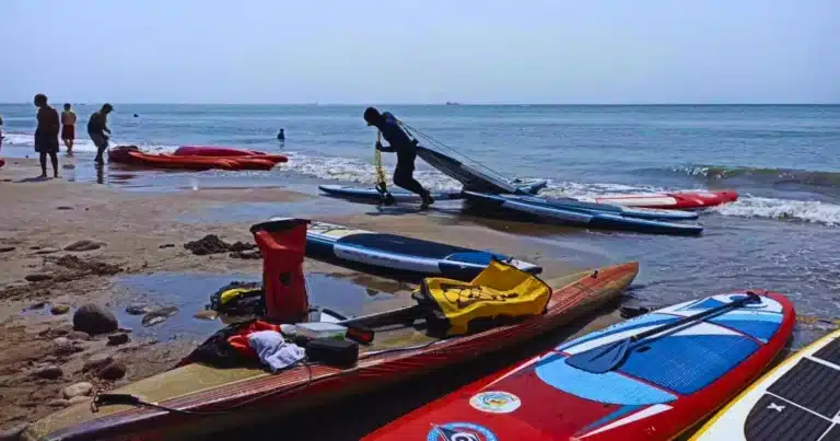 boca del río auxilia a 90 kayakistas a la deriva en la playa