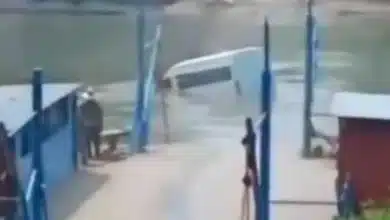 camioneta de pasajeros cae al río uxpanapa en veracruz