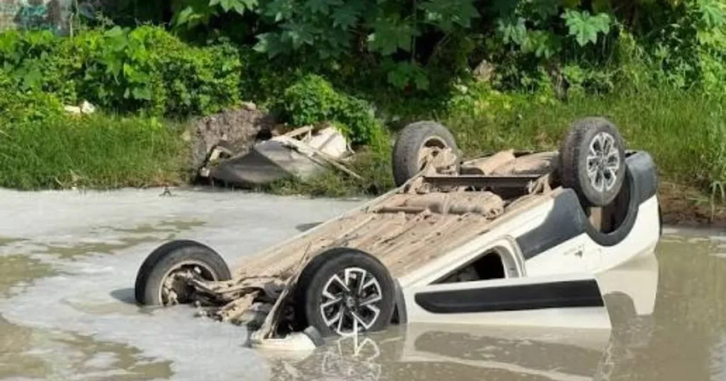 milagro en veracruz conductor sobrevive tras caer con su camioneta a canal de aguas negras en lomas de río medio 4 (1)