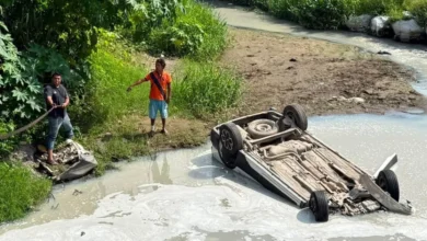 milagro en veracruz conductor sobrevive tras caer con su camioneta a canal de aguas negras en lomas de río medio 4