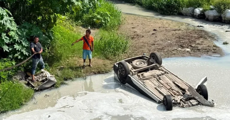 milagro en veracruz conductor sobrevive tras caer con su camioneta a canal de aguas negras en lomas de río medio 4