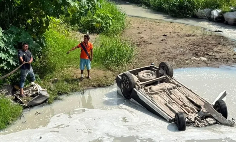 milagro en veracruz conductor sobrevive tras caer con su camioneta a canal de aguas negras en lomas de río medio 4