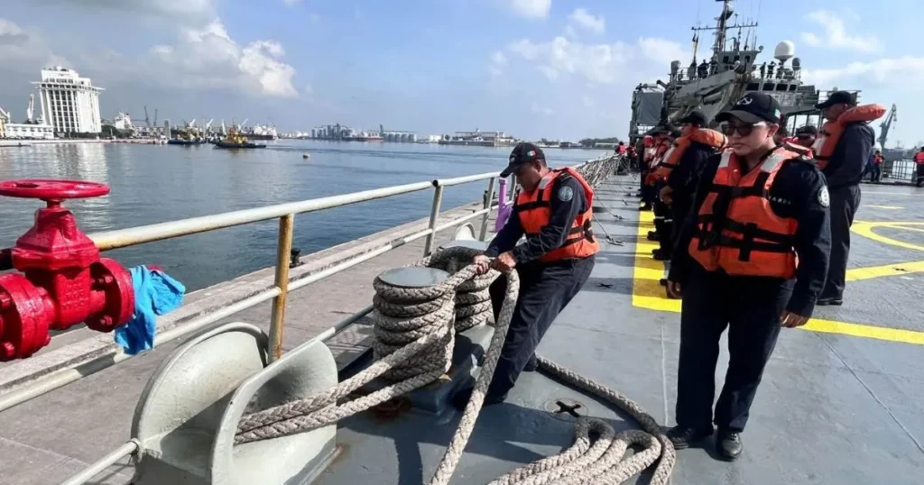 regresan a veracruz buques de la marina tras misión humanitaria en venezuela (1)